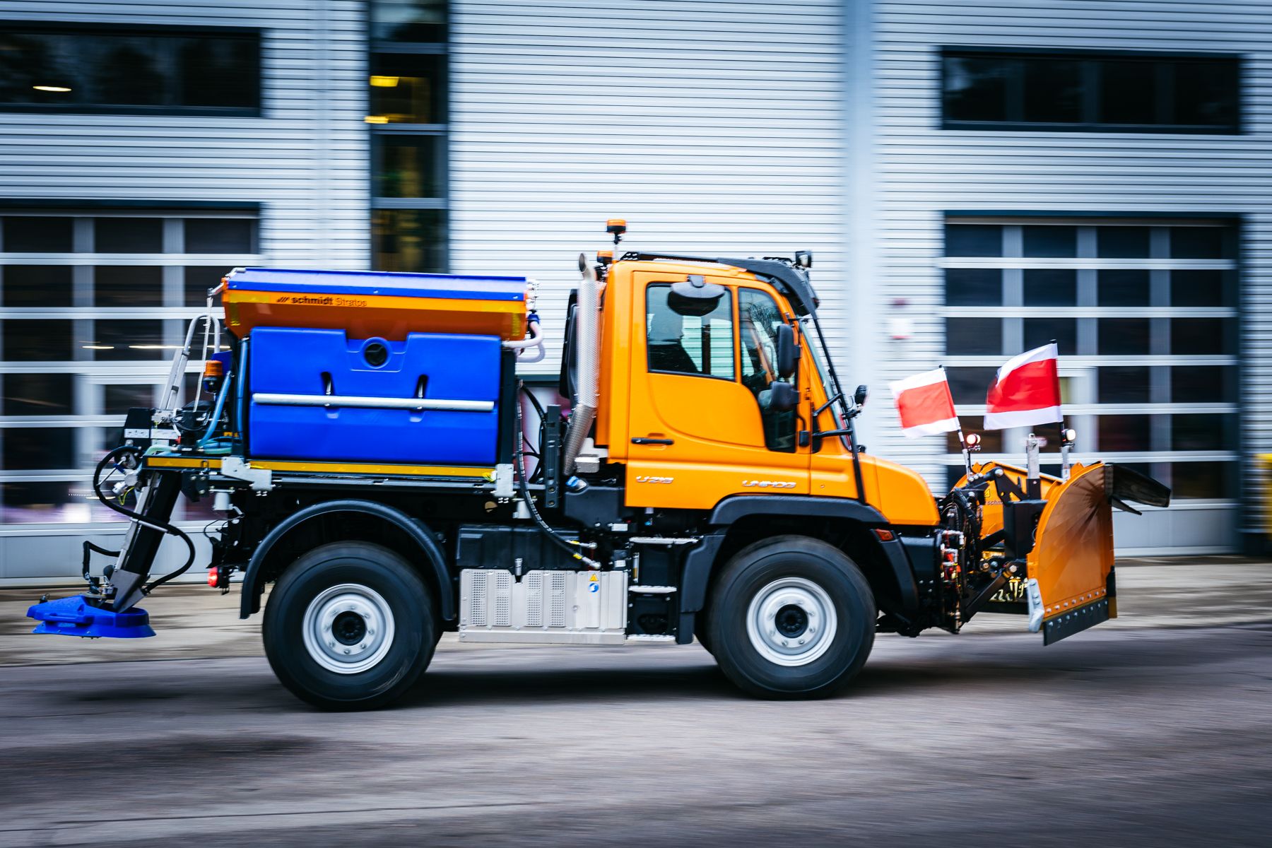 Piegādājām pilnpiedziņas Mercedes Benz Unimog ceļu uzturēšanas automašīnu