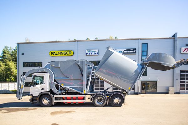 Jauna atkritumu savākšanas automašīna