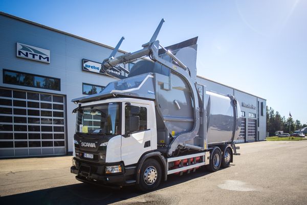 Jauna atkritumu savākšanas automašīna