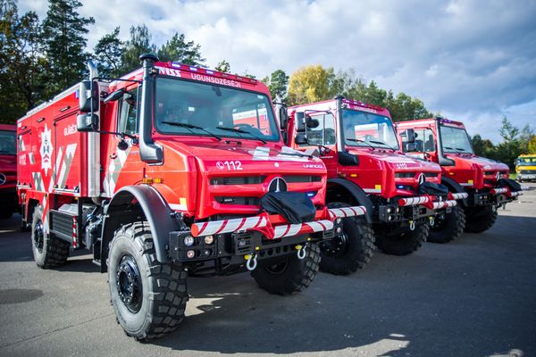 Pieci īpaši aprīkoti Mercedes Benz Unimog
