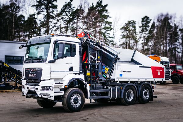 Pieejams iegādei uzreiz - Palfinger manipulators ar 5T celtspēju.