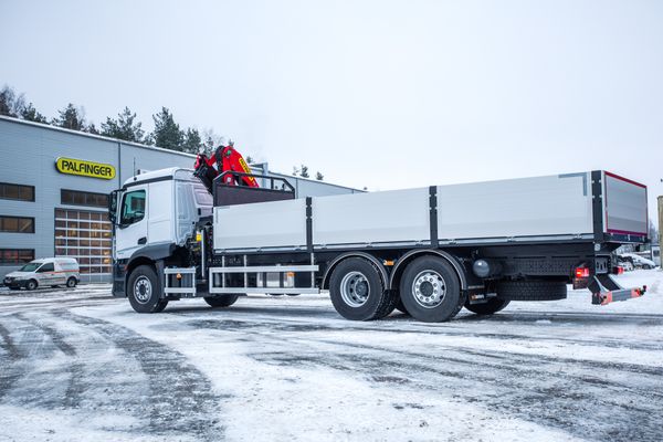Jauna būvmateriālu transportēšanas automašīna