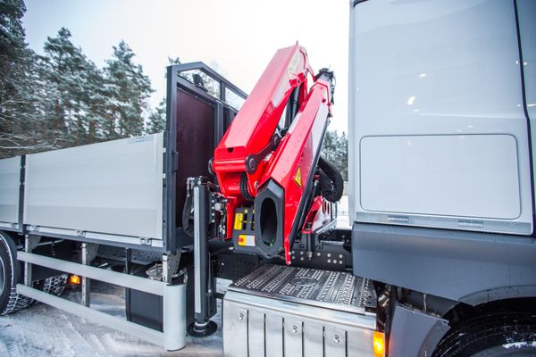 Jauna būvmateriālu transportēšanas automašīna