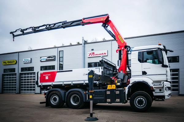 Pieejams iegādei uzreiz - Palfinger manipulators ar 5T celtspēju.