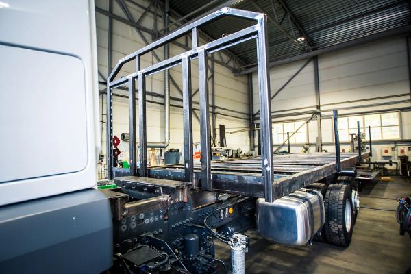 Jauna būvmateriālu transportēšanas automašīna