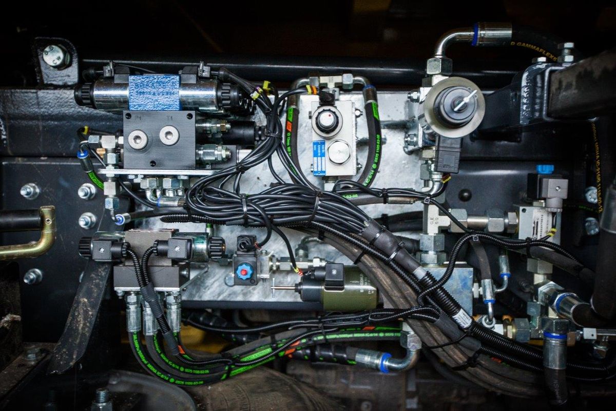 Hidrauliskās sistēmas un to elektroniskās vadības sistēmas