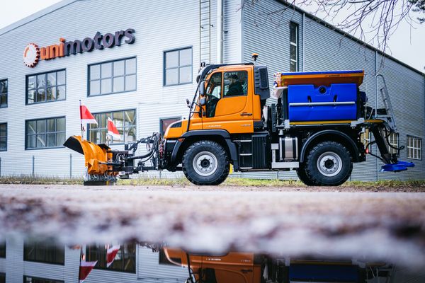 Piegādājām pilnpiedziņas Mercedes Benz Unimog ceļu uzturēšanas automašīnu
