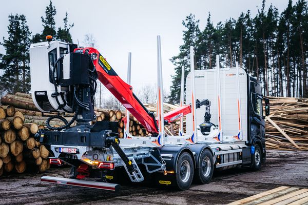 Turpinām apgūt Skandināvijas tirgu un piegādājam kārtējo kokvedēju ar mūsu ražotu virsbūvi.