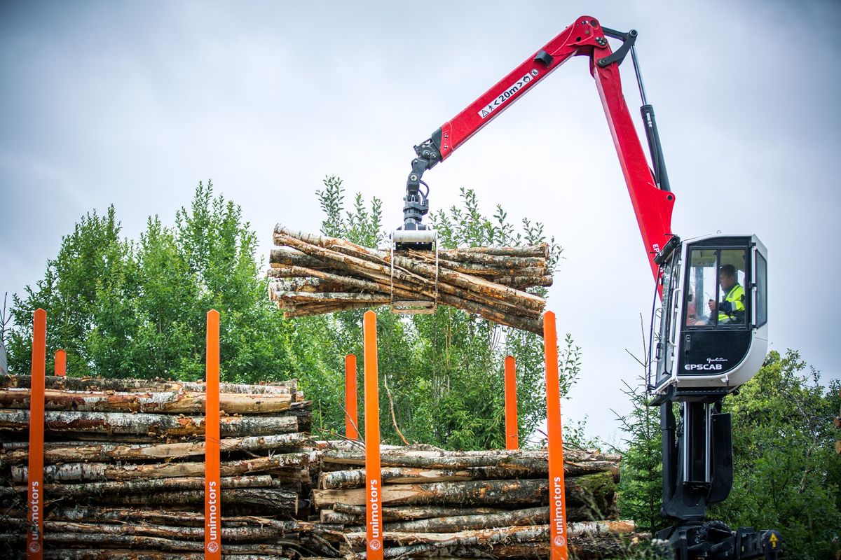 Koksnes, otrreizējo izejvielu un celtniecības transporta manipulatori