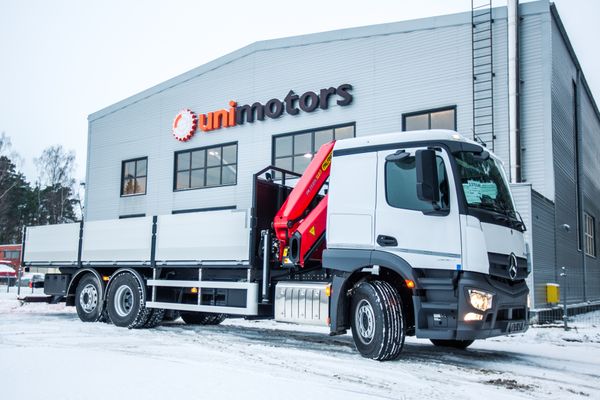 Jauna būvmateriālu transportēšanas automašīna