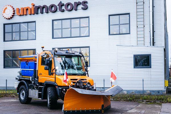 Piegādājām pilnpiedziņas Mercedes Benz Unimog ceļu uzturēšanas automašīnu