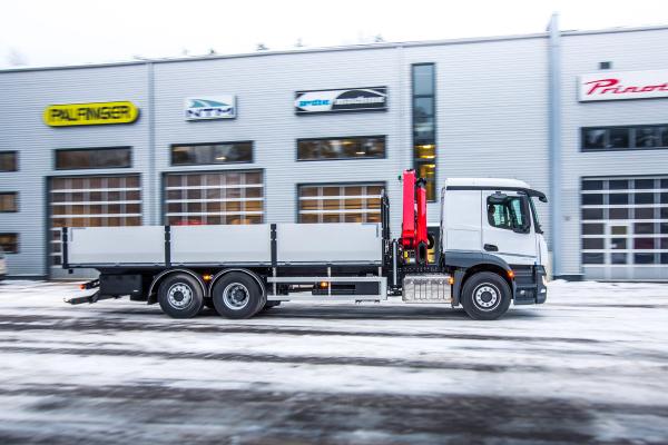 Jauna būvmateriālu transportēšanas automašīna