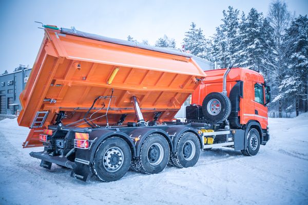 Jaunas kravas automašīnas - pašizgāzēji