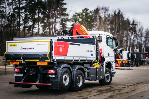 Pieejams iegādei uzreiz - Palfinger manipulators ar 5T celtspēju.