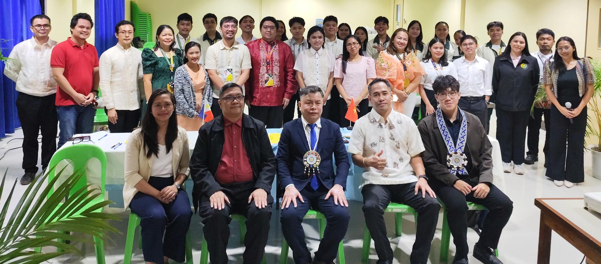 Vietnamese delegates together with the VSU representatives pose for photo op.