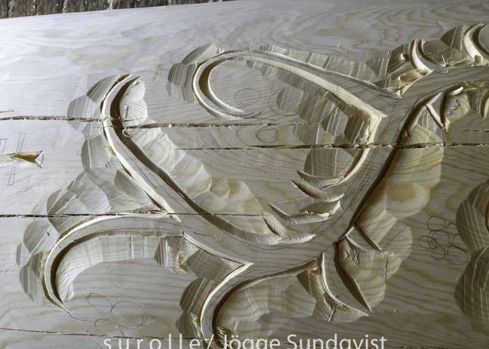 Den första grovhuggningen av plattreliefen till blomsterrankorna.