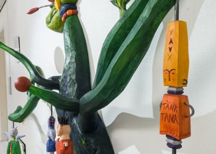 Fem konstnärliga utsmyckningar.