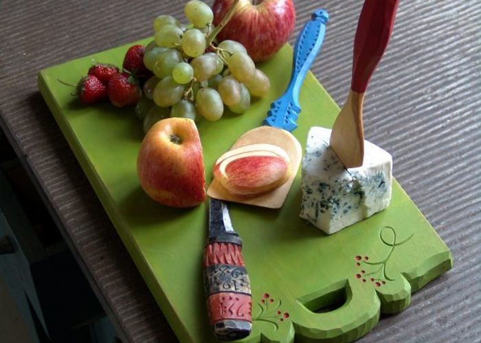 Skärbräda in action med smörkniv, bjudspade och täljkniv