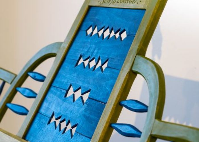 Bänken Slöjdlounge med korparna Hird och Vird