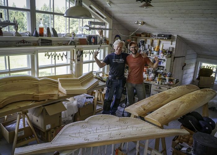 Mike Loeffler från Grand Marais och jag poserar bland tillverkade trofeér i ateljén.