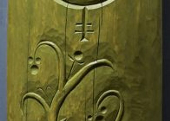 Kolonnerna som flankerar dörren fick ansikten och blomrankor i plattrelief som för ett samtal med vad som försiggår på scenen.