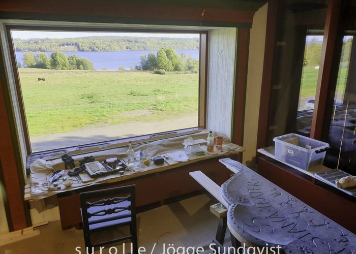 Foder och krön till ett vackert fönster ut mot sjön Fryken, med unika mönster i plattrelief. Krönlisten fick ett repetitivt mönster med streckfigurer som dansar Halling, en mönster-rapport som påminner om ett partitur.