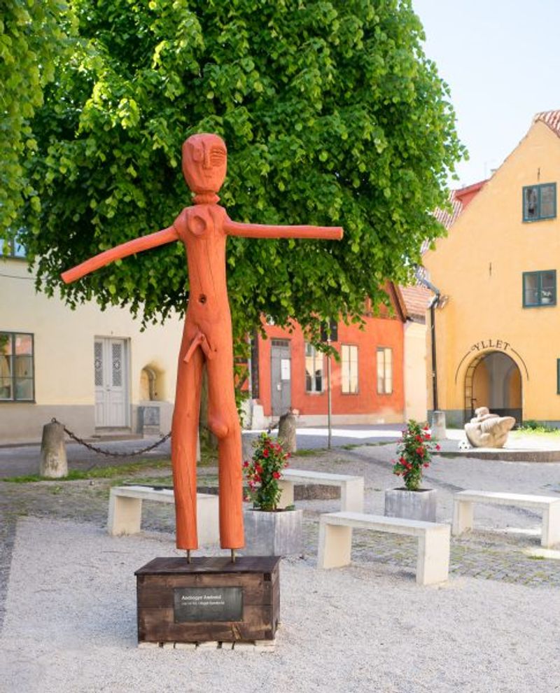 Skulpturen Andrygyn Android på Gotlands Konstmuseums gård i Visby