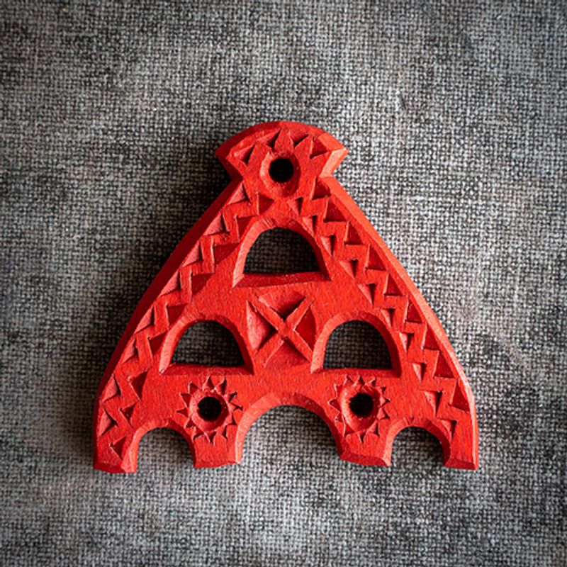 Smycket ”Lusthus” H:35 mm. Genomskuren dekor och enkelsidiga uddsnitt.