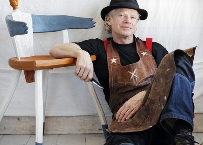 Slöjdaren Jögge Sundqvist aka s u r o l l e . Pressbild 2020. Foto Elin Berge