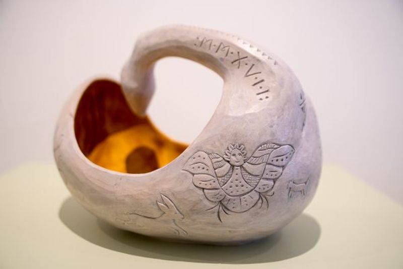 Utställningsrummet Folkkonsten. Gotlands konstmuseum. Vrilskål Svansång.