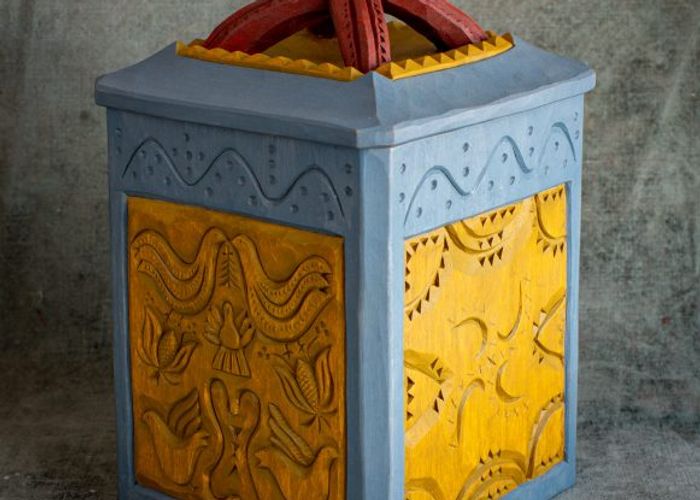 Asken "Fyrspann" med olika mönster på de fyra sidorna.