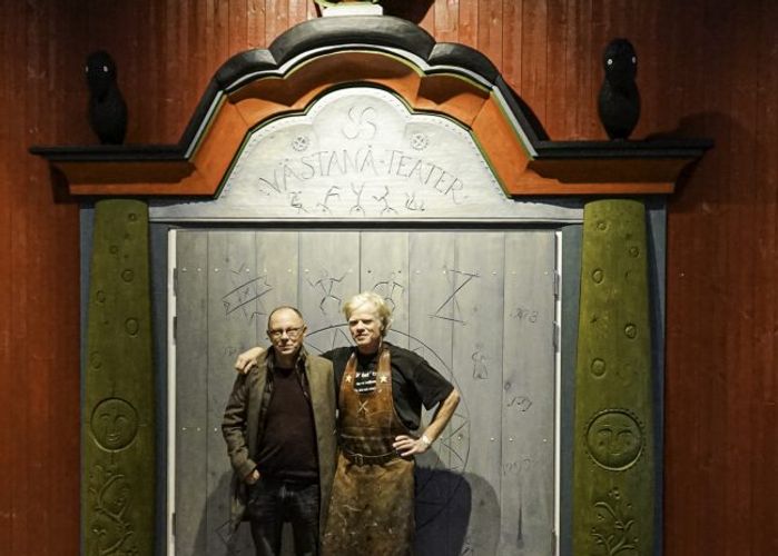 Regissör och konstnärlige ledare Leif Stinnerbom och undertecknad vid monteringen av "Berättaren"