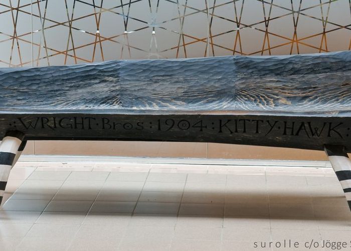 Bänk Kitty Hawk Placerad på Umeå Airport