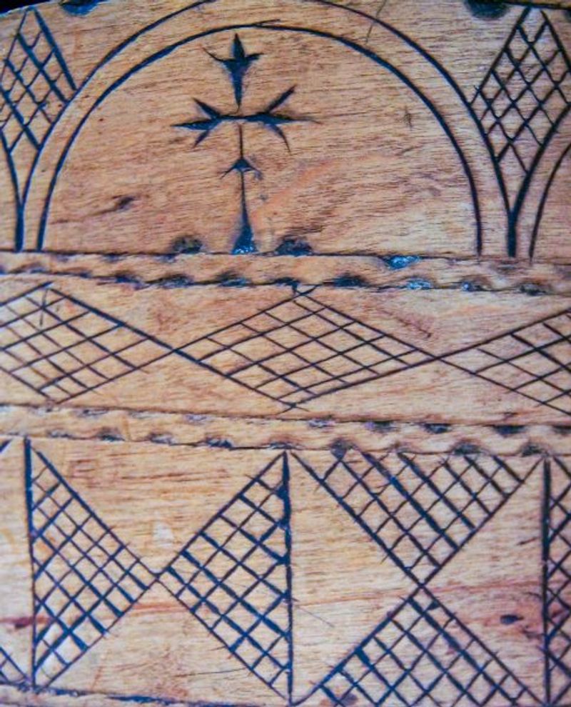 Evighetssymbol och timglas på en svepask fr Sverreborg, Trondheim.