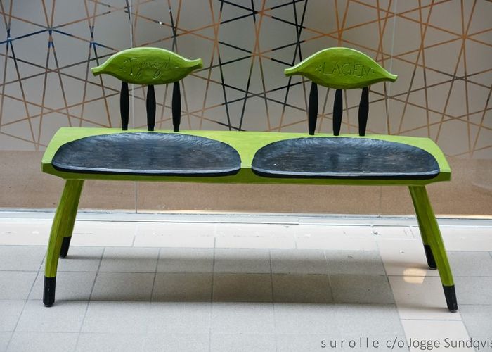 Bänk Tyngdlagen Placerad på Umeå Airport