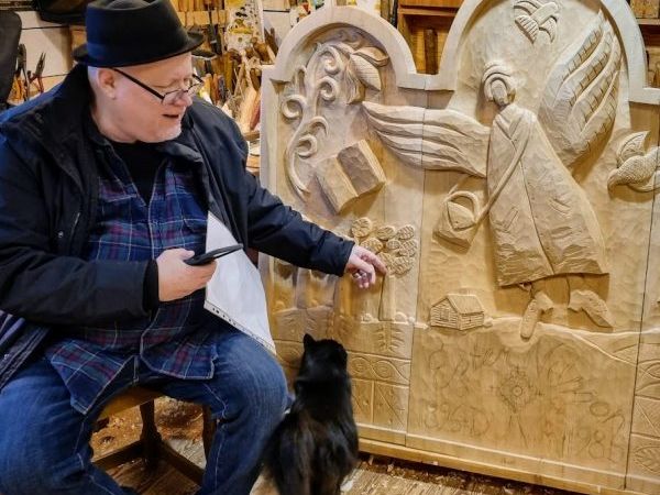 Triptyken Ester Duva Nilsson och soffbänken Ta Rygg