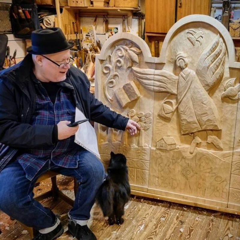 Kent Lundholm och katten Zookie på besök under arbetet med reliefen.