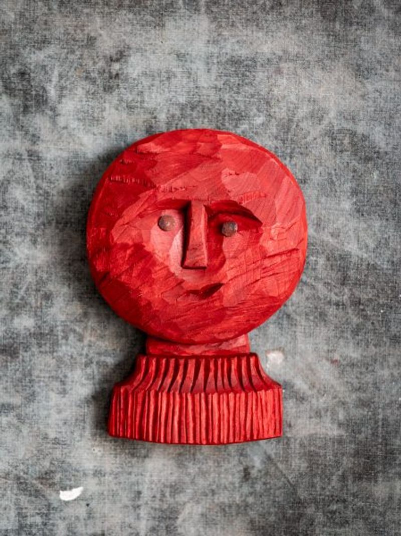 Vägghängd skulptur ”De levande” ca 20 x 15 cm. Asp, smidd spik, oljefärg.