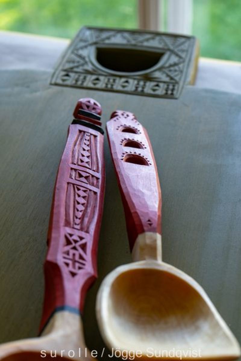 Exempel på slevens handtag med mönster, både genombruten dekor och uddsnitt.