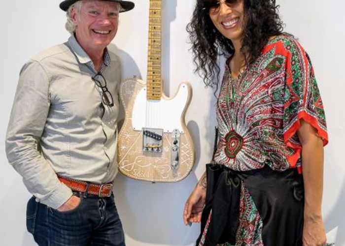 surolle och Titiyo gillar gitarren Fender Carvcaster