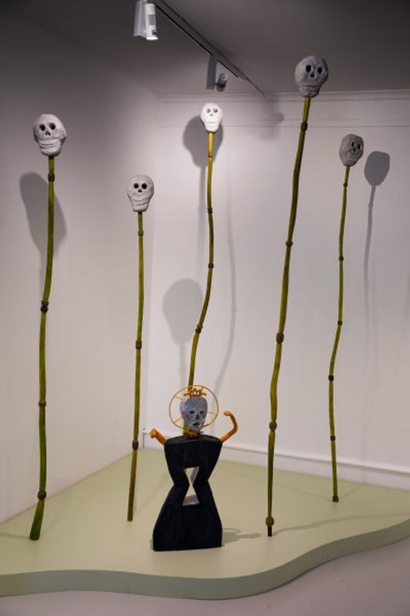 Utställningsrummet Folkkonsten. Gotlands konstmuseum. Kung Dumuzi och Dudeskallarna