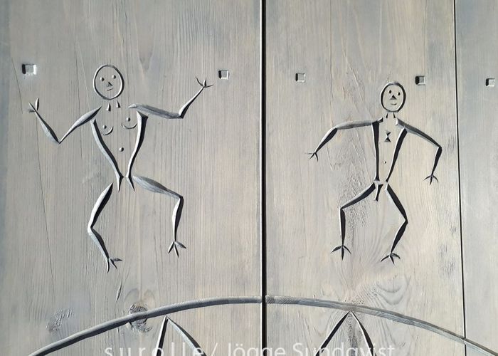 Detalj från dörrarna. Alla står vi nakna inför mötet med folkkonsten.