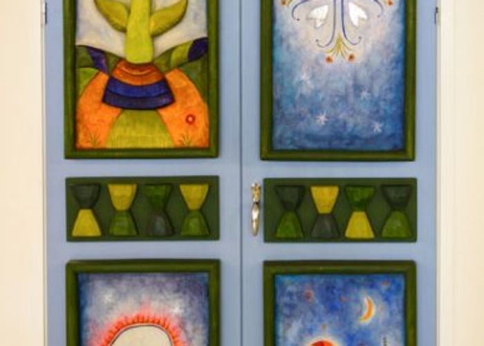 Tittskåpsdörrar Relieferna Indianhjärtat, hästen Rimfaxe, Livsträdet och Besvärjelsen. Barnhjärtmottagningen Umeå Universitetssjukhus.