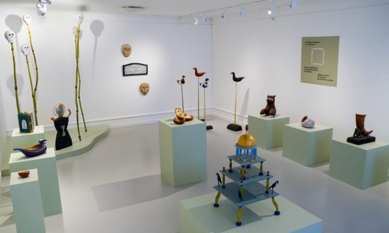 Utställningsrummet Folkkonsten. Gotlands konstmuseum. Etagären Kosmos Masoleum.