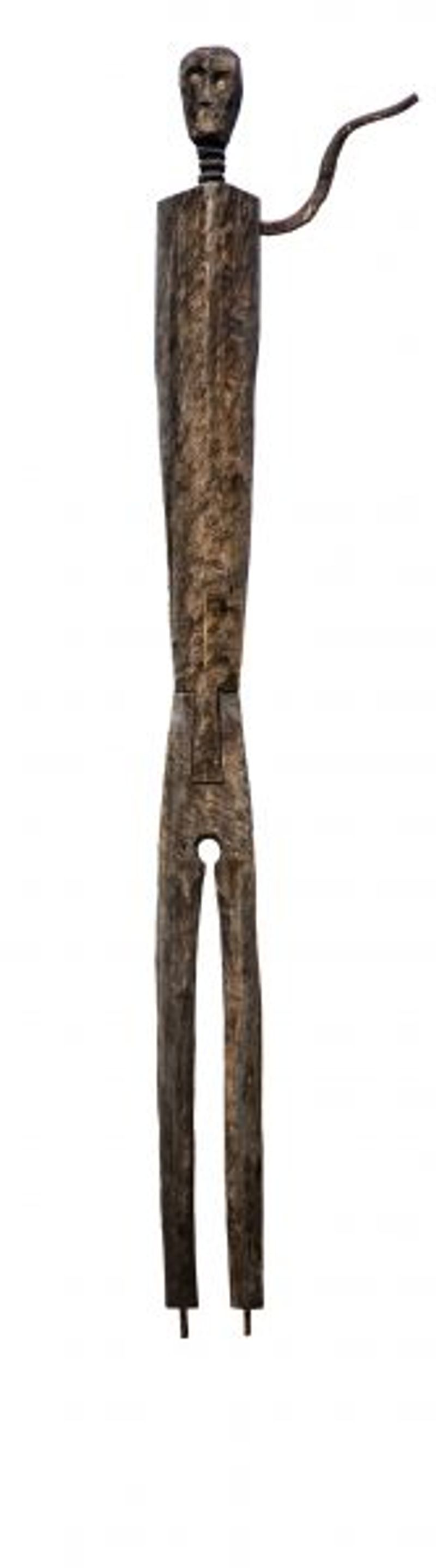 Utomhusskulpturen Järnvidja. Furu, krokvuxen björk,glas