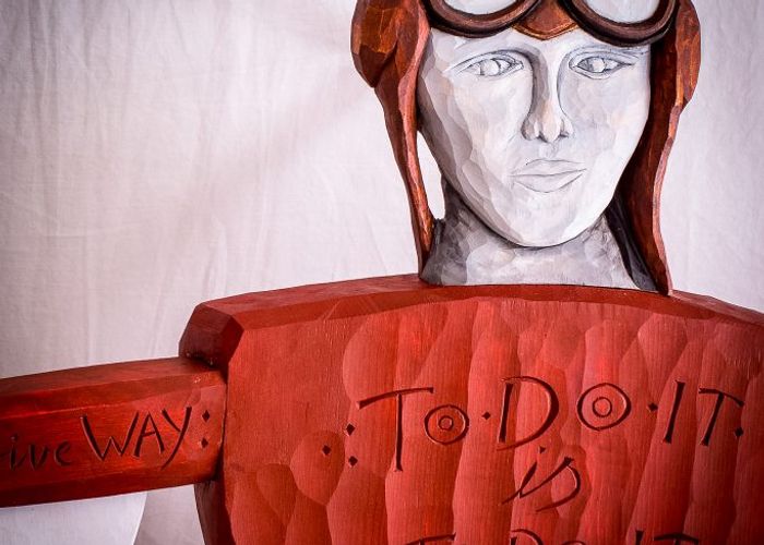 Amelia Earheart. Bänk. Placering Umeå Airport.