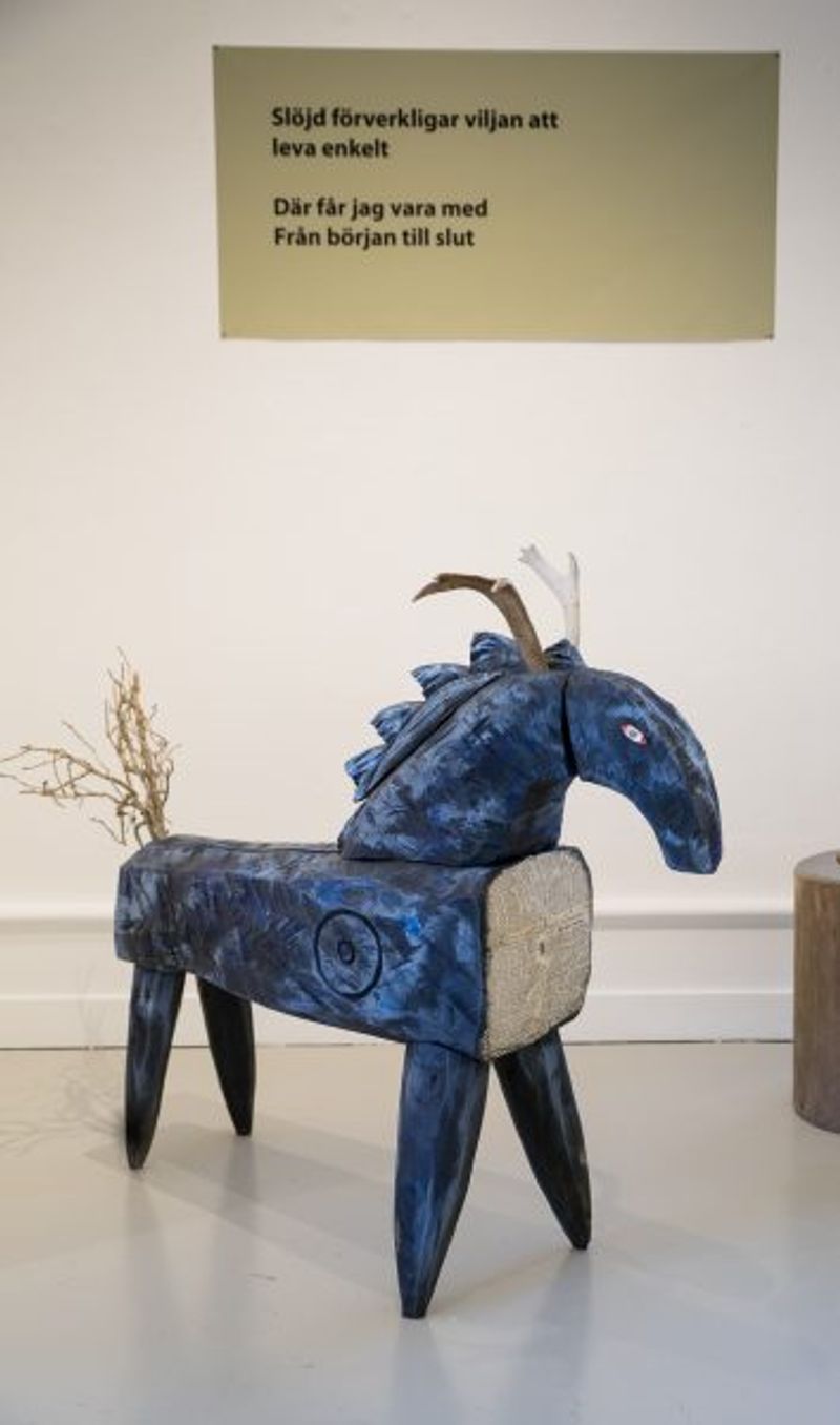 Utställningsrummet Folkkonsten. Gotlands konstmuseum. Renhästen Bibelsprängaren.