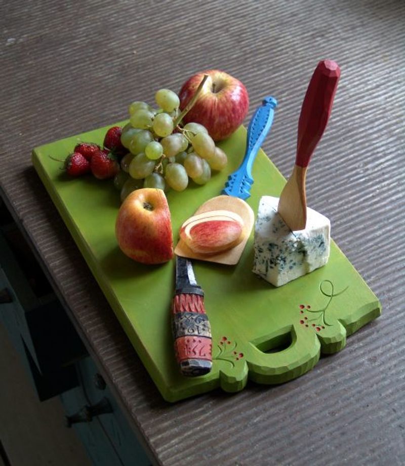 Skärbräda in action med smörkniv, bjudspade och täljkniv