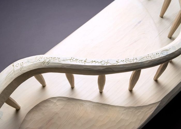 Fästmanssoffa Jag lägger örat mot träets åder. Placering Nordiska Museet