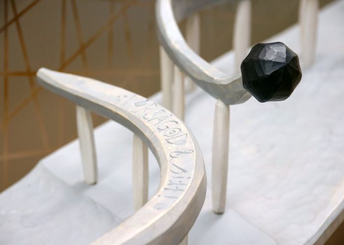 Bänk Fyraochenhalv Placerad på Umeå Airport